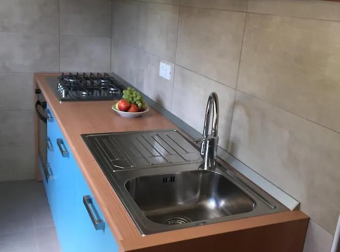 Eden Jacuzzi Pool & Private Parking Apartment