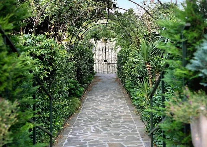 Eden Jacuzzi Pool & Private Parking Apartment